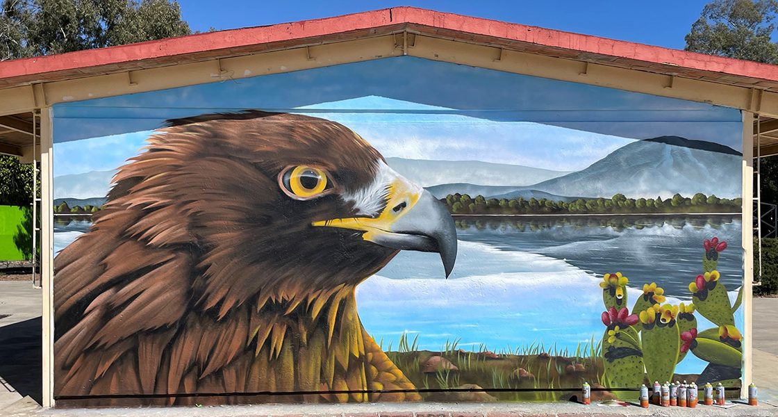 A painting of an eagle on the side of a building.