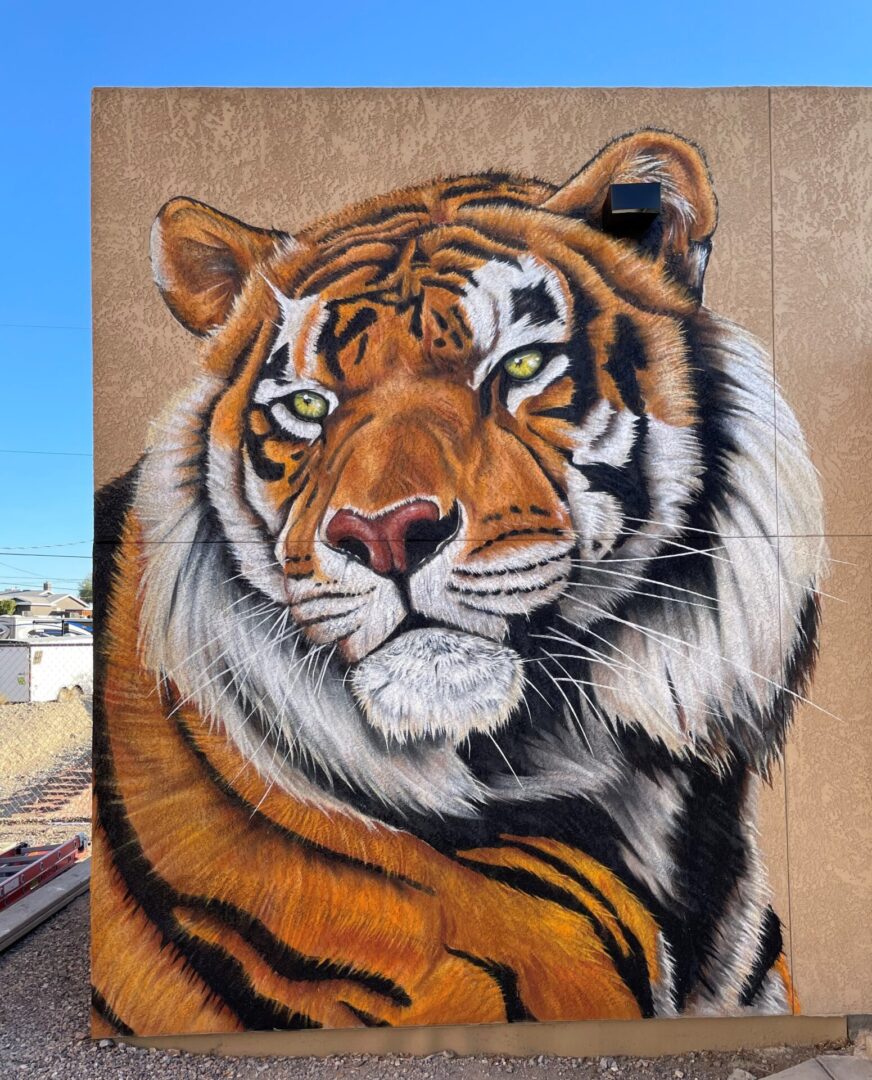 A painting of a tiger on the side of a building.