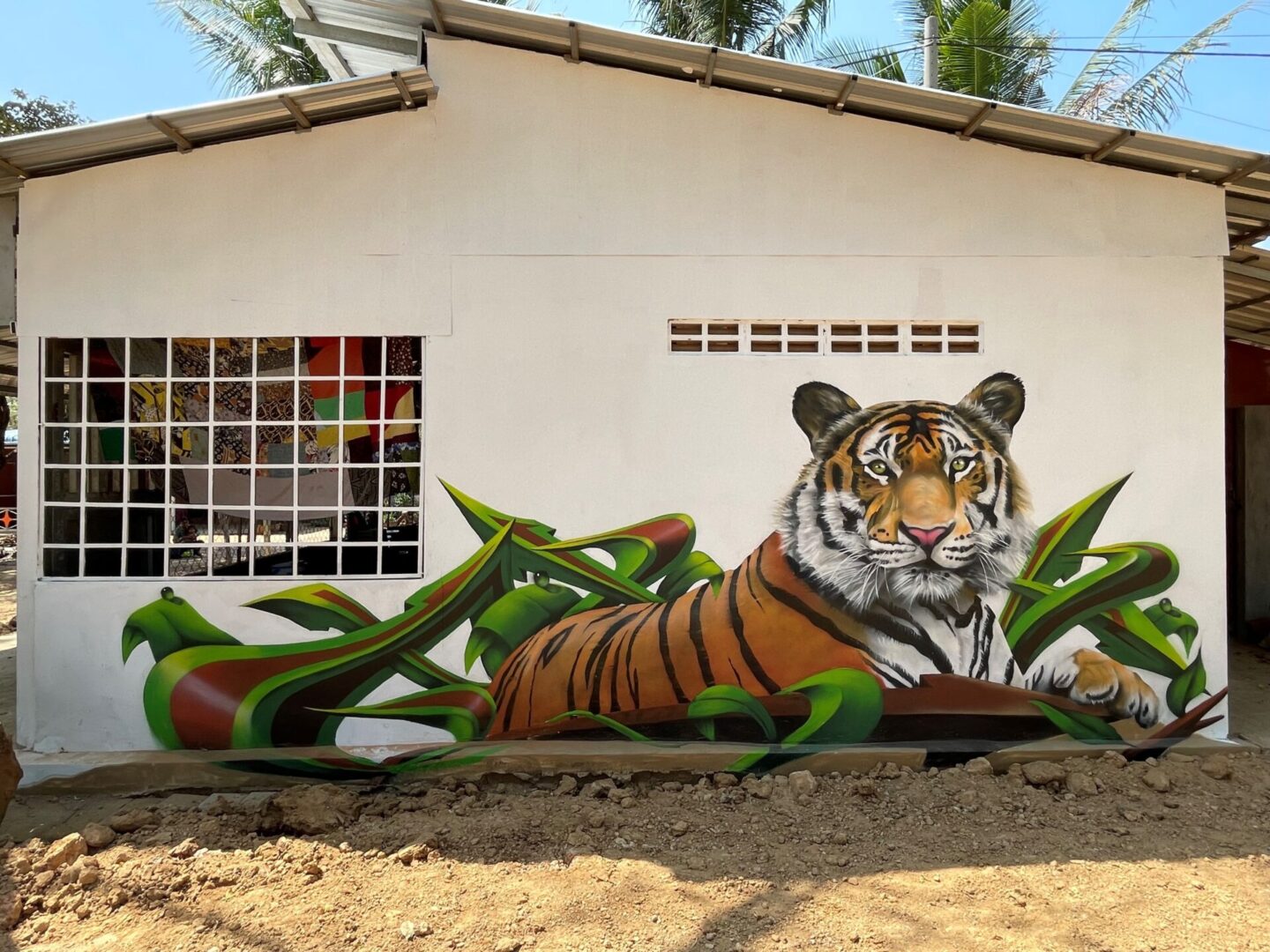 A mural of a tiger on the side of a building.