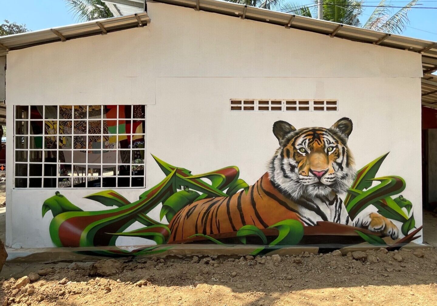 A mural of a tiger on the side of a building.